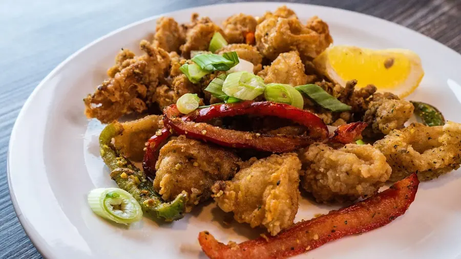 Fried calamari with peppers and green onion